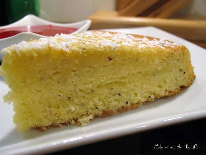 Gâteau aérien au citron & pavot, coulis de framboises