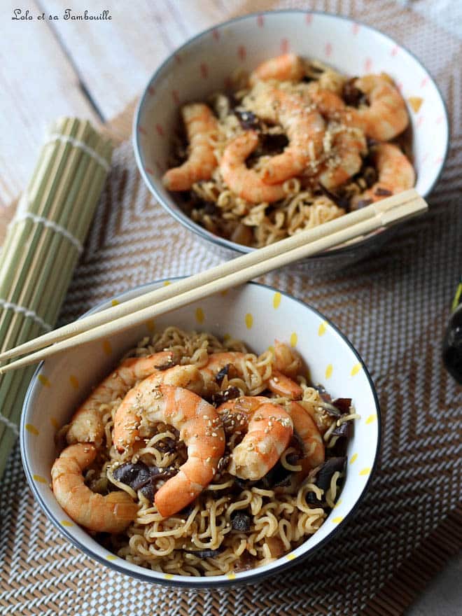 wok de nouilles chinoises aux crevettes et aux légumes