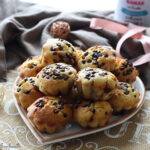 Muffins au Milka,muffins au chocolat milka,muffins milka recette,muffins milka schokolade,Recette muffins chocolat,Muffins moelleux facile,Muffins au chocolat et caramel,Recette muffins rapide et facile,Muffins Milka caramel cacahuètes,Gâteau goûter pour la rentrée,Muffins sans beurre,recette de base pour muffin moelleux,recette de base muffins moelleux,recette de base pour muffins,recette de base muffins,Comment faire des muffins ultra moelleux