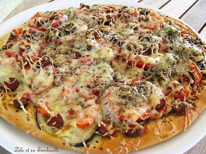 Pizza à l'aubergine,tomates et merguez