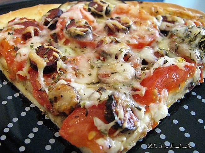 Pizza à l'aubergine, tomates & merguez
