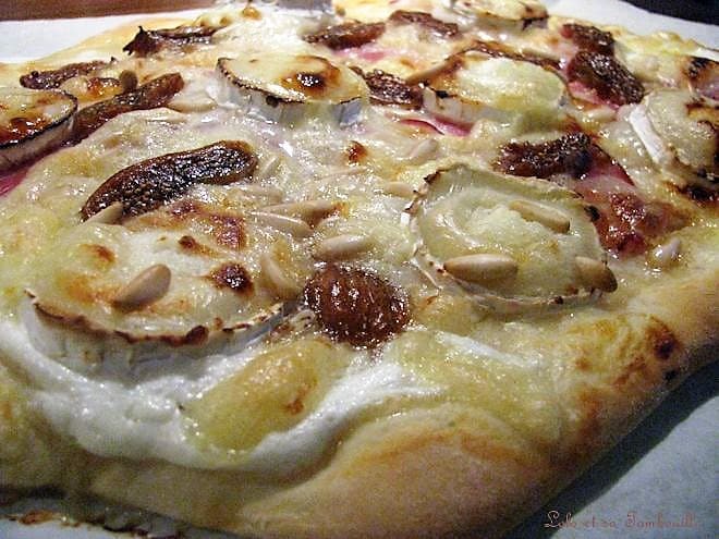 Pizza au chèvre, bacon, figues & pignons de pin