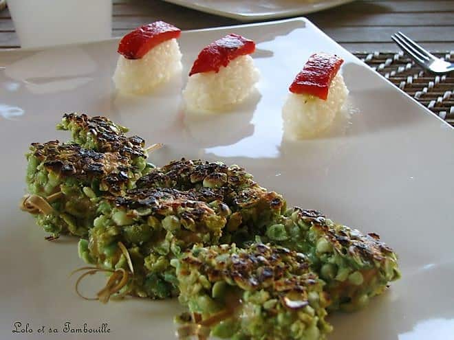 Brochettes de poulet panées aux pois wasabi & nigiri au poivron grillé