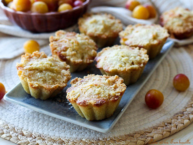 Cupcakes crumble aux mirabelles,Cupcakes crumble,cake crumble topping,dessert crumble,Recette crumble mirabelle,Cupcakes aux fruits de saison,Crumble et gâteau en un,Recette facile cupcakes mirabelles,Gâteau crumble mirabelle,dessert mirabelles crumble,Moule 12 briochettes Ohra Guy Demarle,Comment faire un crumble pour cupcakes,Idée dessert aux mirabelles