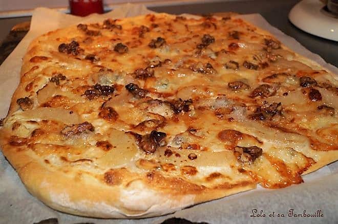 Pizza au gorgonzola, poire & noix