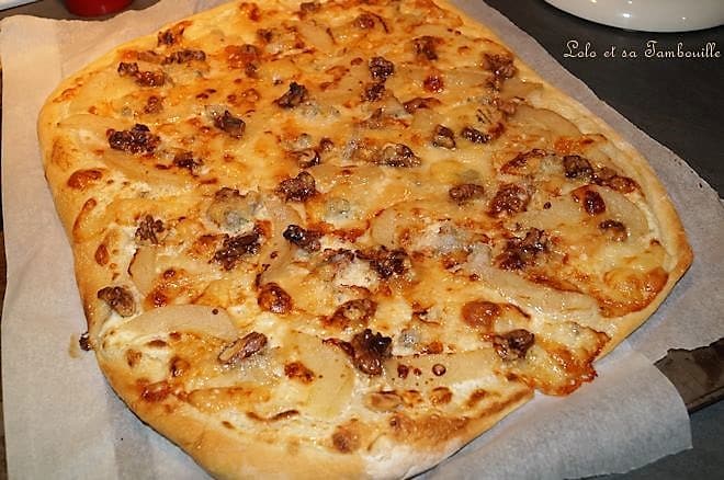 Pizza au gorgonzola, poire & noix
