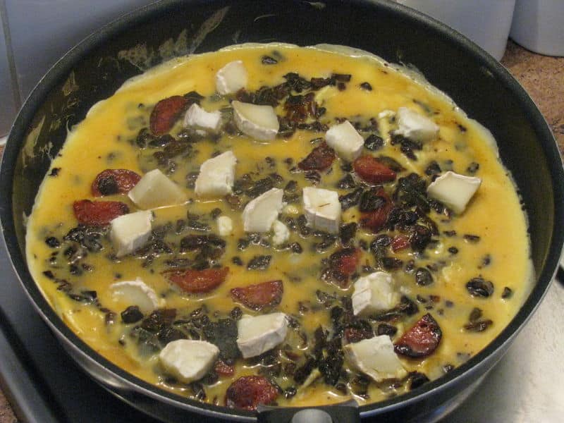 Omelette au chèvre, ratatouille & chorizo