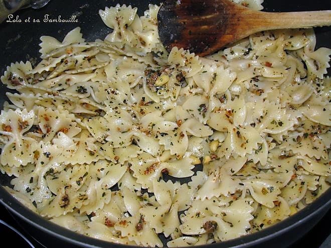 Poêlée de pâtes au parmesan, basilic & pignons de pin