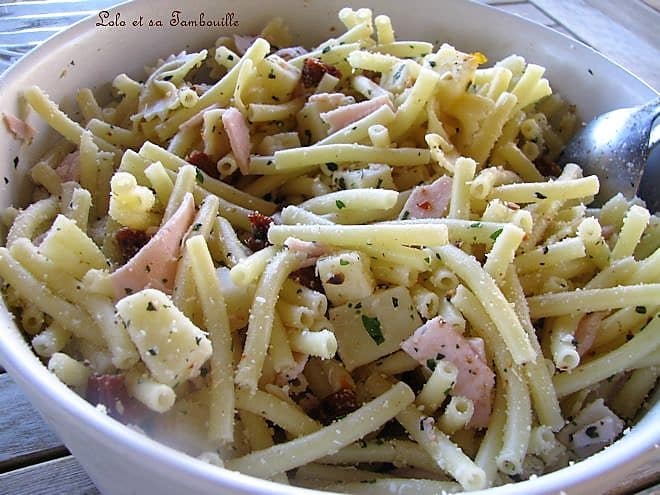 Salade de macaronis aux dés d'ossau iraty, jambon & huile de noix