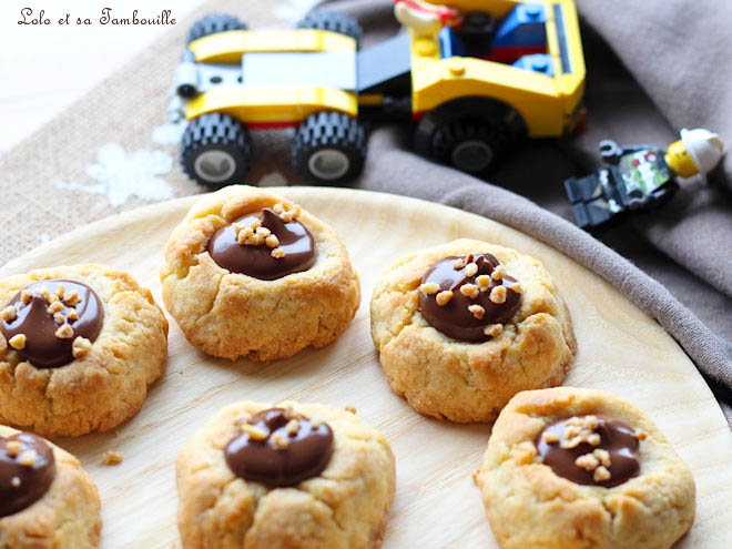 Thumbprints,thumbprints recette,thumbprints cookies,biscuits fourrés chocolat,biscuits fourrés chocolat maison,biscuits sablés ganache chocolat,recette biscuits fourrés chocolat,recette thumbprints,recette thumbprints lolotambouille