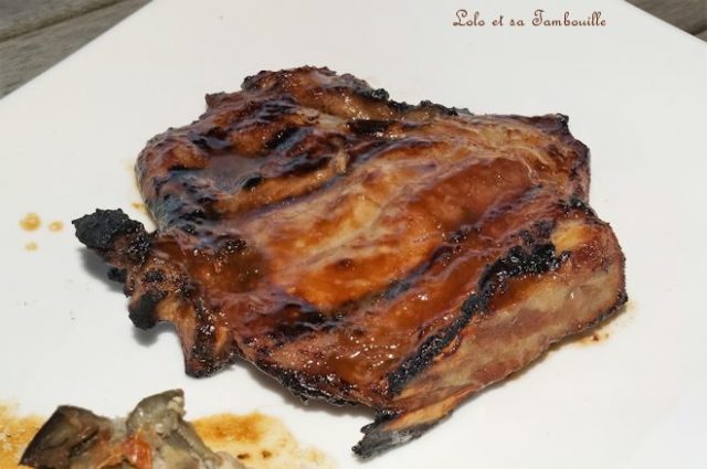 Côtes de porc marinées à la moutarde, miel & sauce soja • Recette de
