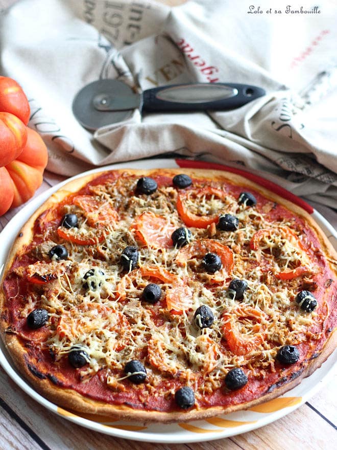 pizza au thon avec des olives et tomates