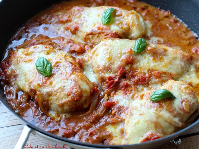 Poulet à la mozzarella,poulet à la mozzarella et sauce tomate,poulet à la tomate mozzarella,recette poulet à la mozzarella,escalope de poulet à la mozzarella