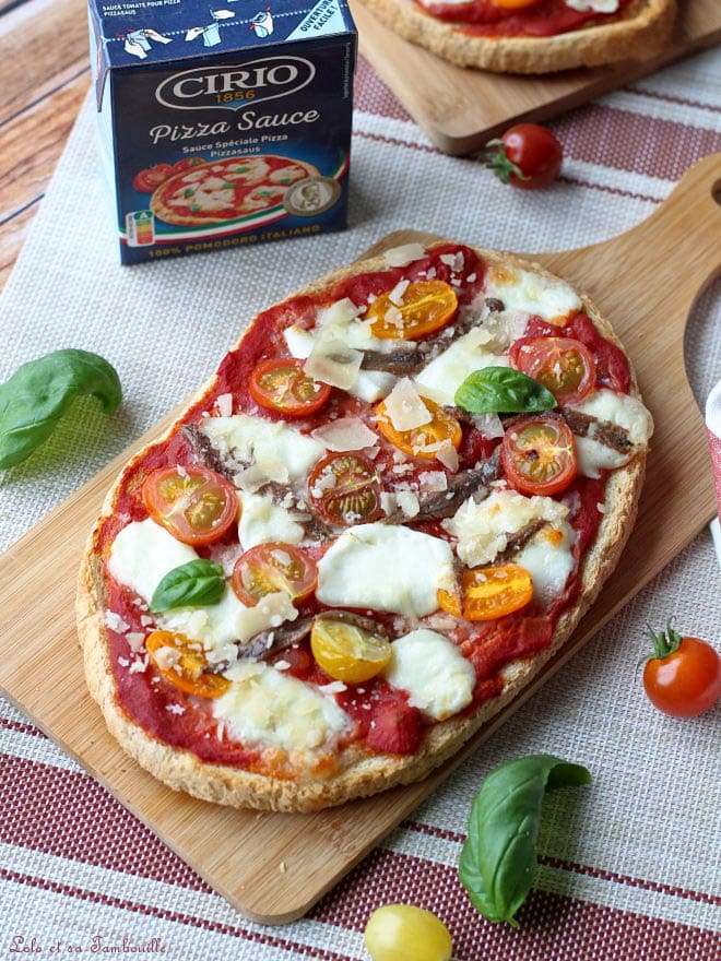 bruschettas tomates mozzarella, bruschetta avec tomates cerises anchois et mozzarella