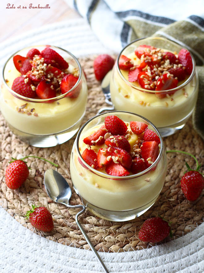 Faisselles aux fraises des bois, crème à la vanille et au miel