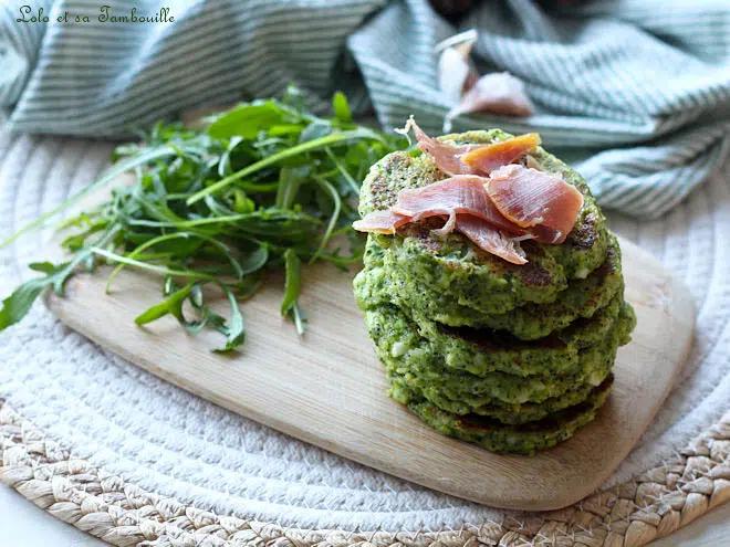 Galettes de brocoli faciles,galettes de brocolis faciles,galettes de brocolis,galettes de brocoli,galette de brocolis light,galette de brocolis au fromage,galette de brocolis healthy,recette galettes de brocoli,recette galette de brocolis au parmesan,recette galettes de légumes,recette galette de légumes à la poêle