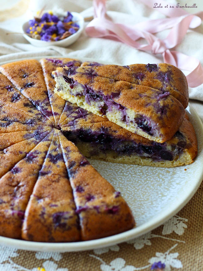 Cake au yaourt & myrtilles gateau yaourt myrtille, Recette cake aux myrtilles, recette gateau aux myrtilles facile, Cake yaourt et myrtilles facile, Gâteau pour le goûter léger, Cake au yaourt de brebis
