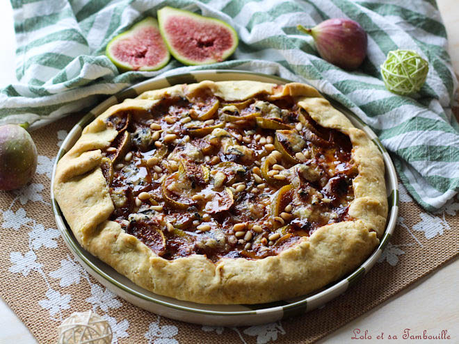 Tarte rustique aux figues fourme d'ambert,Tarte rustique figues fourme d'Ambert,Recette tarte sucrée salée,recette tarte sucré salé,Tarte aux figues et fromage,tarte aux figues et fromage bleu,Tarte rustique miel et pignons,Recette tarte figue fourme,Tarte salée aux figues de saison,Pâte brisée à l'huile d'olive recette,Repas léger figue et fromage,Accords figue fourme d'Ambert miel,Idée recette avec des figues du jardin,Idée recette avec des figues,quelle recette avec des figues fraiches,tarte rustique figues salée,tarte rustique salée figues