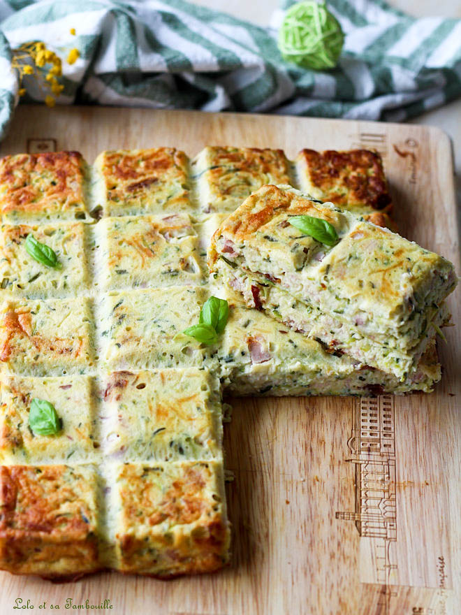 Brownie salé aux courgettes & bacon brownie salé aux courgettes lardons et tomates confites, Brownie salé ricotta, Brownie salé courgettes et tomates séchées, Brownie salé au moule cubicube Guy Demarle, Recette salée avec de la ricotta, brownie salé courgette et lardons