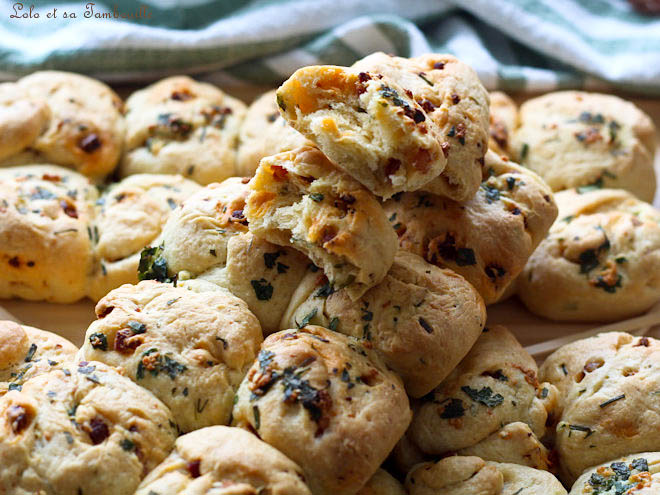 Pain au chorizo,pain au chorizo facile,pain au chorizo rapide,recette Pain au chorizo,recette petit pain au chorizo,recette pain avec chorizo,recette pain apero chorizo,Pain au chorizo et à l'ail,Pain apéritif chorizo,pain apéro chorizo,baguette apéro chorizo recette,Pain brioché salé,recette pain brioche salée,petit pain brioché salé,Recette pain au chorizo et ciboulette,Pain à partager pour l'apéritif,Moule 3 brioches Ohra Guy Demarle,Pain à l'ail et au persil