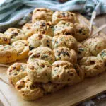 Pain au chorizo,pain au chorizo facile,pain au chorizo rapide,recette Pain au chorizo,recette petit pain au chorizo,recette pain avec chorizo,recette pain apero chorizo,Pain au chorizo et à l'ail,Pain apéritif chorizo,pain apéro chorizo,baguette apéro chorizo recette,Pain brioché salé,recette pain brioche salée,petit pain brioché salé,Recette pain au chorizo et ciboulette,Pain à partager pour l'apéritif,Moule 3 brioches Ohra Guy Demarle,Pain à l'ail et au persil