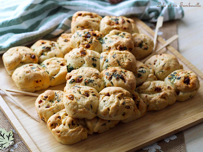 Pain au chorizo,pain au chorizo facile,pain au chorizo rapide,recette Pain au chorizo,recette petit pain au chorizo,recette pain avec chorizo,recette pain apero chorizo,Pain au chorizo et à l'ail,Pain apéritif chorizo,pain apéro chorizo,baguette apéro chorizo recette,Pain brioché salé,recette pain brioche salée,petit pain brioché salé,Recette pain au chorizo et ciboulette,Pain à partager pour l'apéritif,Moule 3 brioches Ohra Guy Demarle,Pain à l'ail et au persil