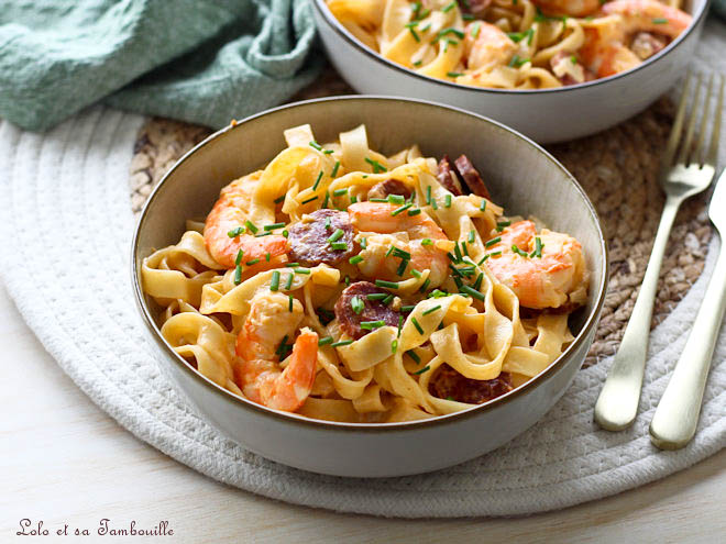 Fettuccine aux crevettes,fettuccine aux crevettes sauce crémeuse à l'ail,pâte aux crevettes,pasta aux crevettes,Pâtes terre et mer,recette pates terre et mer,pates terre et mer,Fettuccine crevettes chorizo,pâtes crevettes chorizo,pâtes gambas chorizo,Fettuccine à la crème et chorizo,Fettuccine crevettes chorizo sauce crémeuse,Recette pâtes à la crème et crevettes,recette pates a la creme et crevettes,Pâtes crevettes chorizo ail oignon,pates crevette chorizo creme,Plat de pâtes facile et gourmand