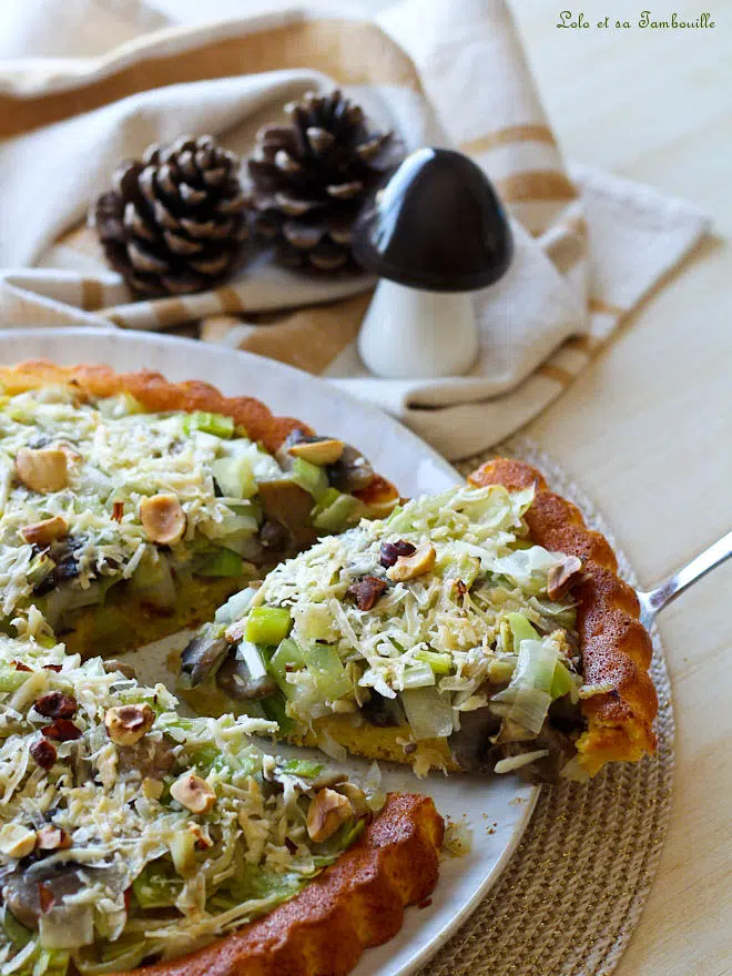 Tarte renversée aux poireaux & champignons tarte renversée poireaux champignons, Tarte renversée salée recette, Tarte salée légère et saine