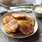 Galettes moelleuses de butternut,Galettes de butternut recette,galette de butternut recette,Galettes de courge moelleuses,Galettes de courge,Galettes butternut parmesan,galette butternut parmesan,recette galettes butternut parmesan,recette galettes butternut facile,galettes de légumes à la poêle,galettes de courge butternut,recette galettes de courge butternut,recette galette courge butternut