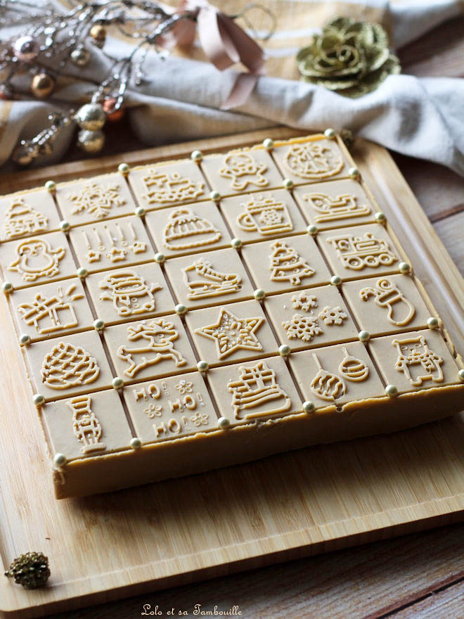 Entremets pommes & spéculoos Entremets pommes spéculoos, recette entremets pommes spéculoos, recette entremet speculoos pomme caramel, dessert de noel rapide, dessert de noël facile et rapide, Tapis décor Douceurs de Noël