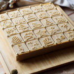 Entremets pommes spéculoos,dessert pommes spéculoos,entremet pommes spéculoos,entremet pomme spéculoos caramel,recette entremets pommes spéculoos,recette dessert pomme spéculoos,recette entremet pomme speculoos,recette dessert pomme speculoos,recette entremet speculoos pomme caramel,Entremets de Noël facile,dessert de noel facile,dessert de noël facile et original,dessert de noel rapide,dessert noël facile qui impressionne,Entremets pommes spéculoos noisette,Dessert de fête facile et rapide,dessert de noël facile et rapide,recette gâteau de fête facile et rapide,recette dessert de noël facile et rapide,Tapis décor Douceurs de Noël