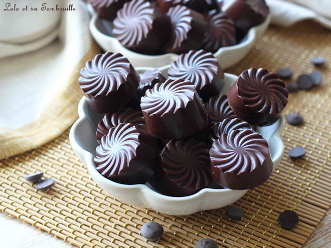 bouchées aux deux chocolats,bouchées chocolat blanc et noir,moelleux chocolat blanc,dessert au chocolat facile,bouchées chocolat maison,bouchées gourmandes,bouchées gourmandes sucrées,dessert bouchées gourmandes,mini desserts au chocolat,chocolat noir et chocolat blanc,recette bouchées aux deux chocolats,bouchées chocolat blanc avec coque chocolat noir,moelleux chocolat blanc en bouchées,mini gâteaux chocolat faciles,mini gâteau chocolat rapide,mini fondant chocolat rapide