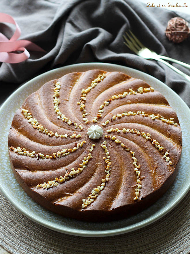 Cake au chocolat blanc & noisettes cake chocolat blanc noisettes, dessert chocolat blanc noisette, cake au chocolat blanc facile, cake sans beurre à la crème liquide, recette cake moelleux chocolat blanc, dessert chocolat blanc facile