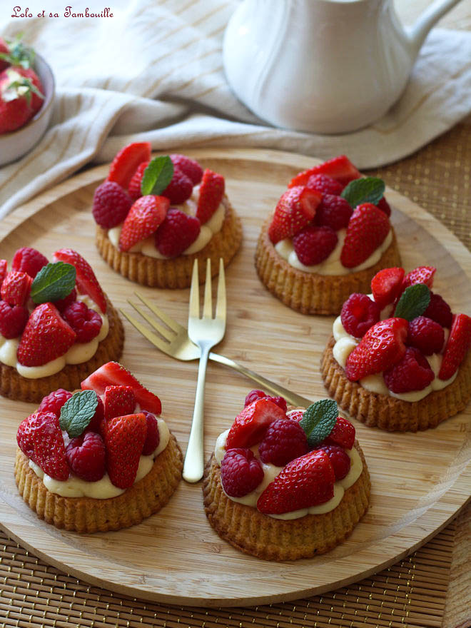 Tartelettes renversées aux fruits rouges Tartelettes renversées aux fruits rouges, tartelette fruits rouges crème pâtissière, tarte fraises framboises, tartelettes crème pâtissière, tartelette creme patissiere fraise, recette tartelettes fruits rouges maison, tartelettes sablé breton crème pâtissière