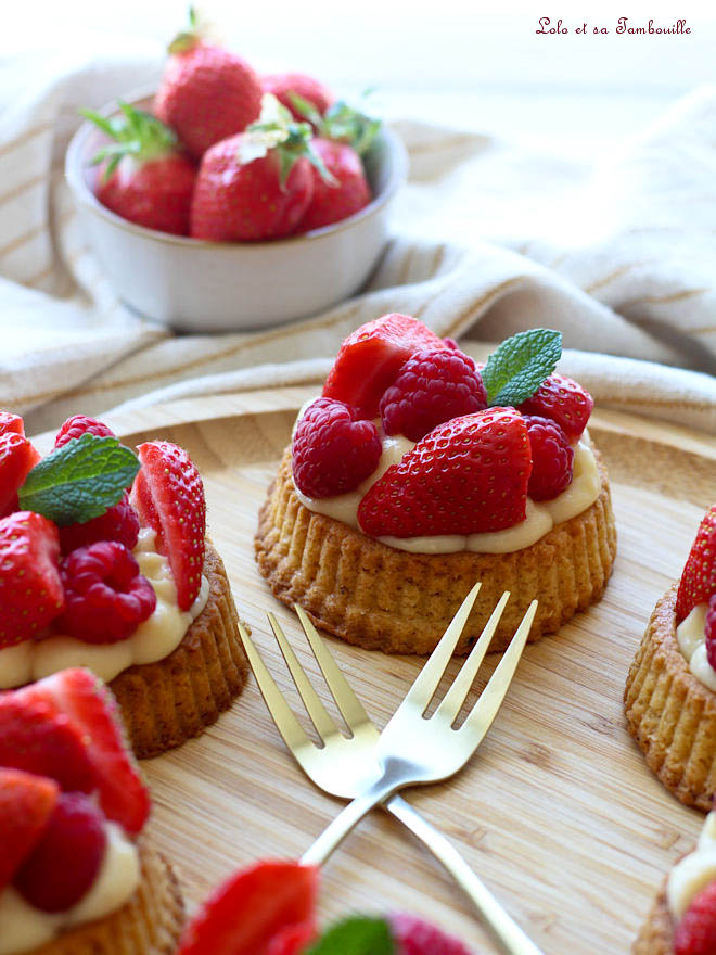 Tartelettes renversées aux fruits rouges tartelettes fraises framboises, tartelette fruits rouges recette, sablé breton tartelette, tartelette crème pâtissière framboise, tartelettes fraises framboises sablé breton, dessert fraises framboises crème pâtissière, tartelettes fruitées faciles