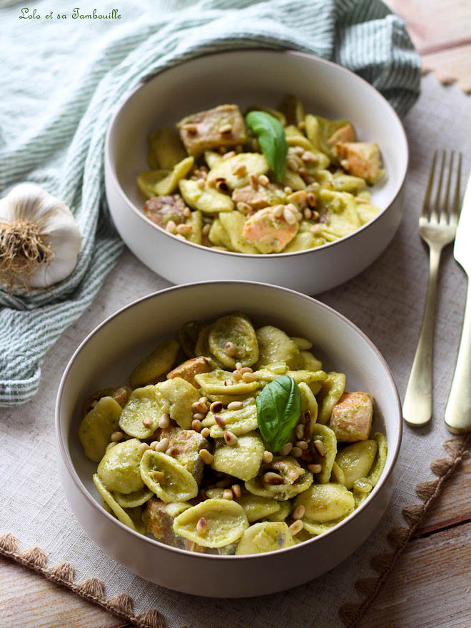 Pâtes au pesto & saumon Pâtes au pesto et saumon, pâtes au saumon, recette pâtes facile, pâtes saumon frais, pâtes crémeuses saumon pesto, recette pate au saumon maison, recette penne au pesto et saumon