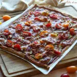Tarte fine courgettes tomates cerises,recette tarte fine salée,idee recette tarte fine salée,tarte fine courgette tomate cerise,tarte croustillante courgettes tomates,tarte fine salée recette,tarte fine salée pâte feuilletée,tarte fine salée été,tarte fine salée printemps