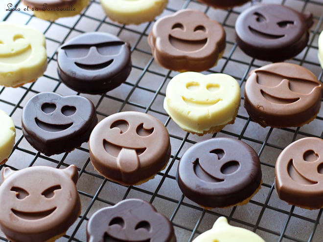 Sablés smileys coque chocolat,moule Smileys Ohra Guy Demarle,recette sablés gourmands,recette biscuits gourmands,sablés réalisés dans le moule Smileys Ohra Guy Demarle,biscuits smileys au chocolat,biscuit chocolat blanc et lait,sablés moule silicone,recette biscuit moule silicone,recette sablés moule silicone,sablés coque chocolat,biscuit coque chocolat,biscuits a decorer au chocolat,idees gouter gourmand,recette gouter gourmand