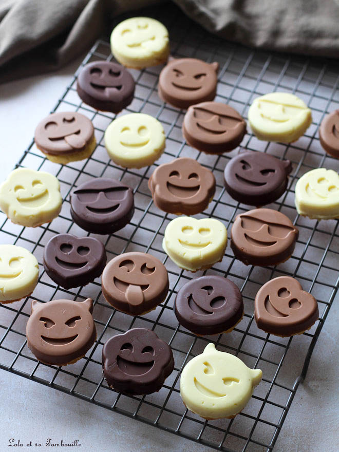 Sablés smileys coque chocolat Sablés smileys coque chocolat, biscuits smileys au chocolat, recette biscuit moule silicone, biscuits a decorer au chocolat
