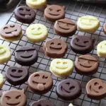 Sablés smileys coque chocolat,moule Smileys Ohra Guy Demarle,recette sablés gourmands,recette biscuits gourmands,sablés réalisés dans le moule Smileys Ohra Guy Demarle,biscuits smileys au chocolat,biscuit chocolat blanc et lait,sablés moule silicone,recette biscuit moule silicone,recette sablés moule silicone,sablés coque chocolat,biscuit coque chocolat,biscuits a decorer au chocolat,idees gouter gourmand,recette gouter gourmand