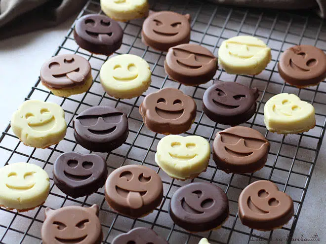 Sablés smileys coque chocolat