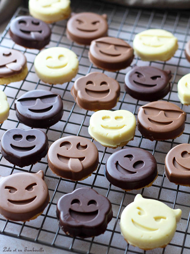 Sablés smileys coque chocolat moule Smileys Ohra Guy Demarle, sablés réalisés dans le moule Smileys Ohra Guy Demarle, recette sablés moule silicone, idees gouter gourmand