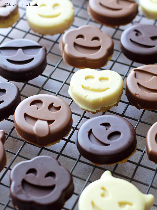 Sablés smileys coque chocolat recette biscuits gourmands, sablés moule silicone, biscuit coque chocolat