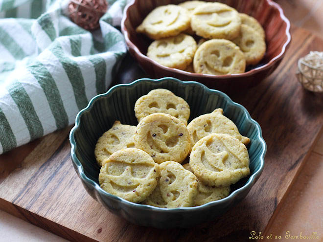 biscuits salés au pesto,biscuit salé au pesto,biscuits apéritifs maison,biscuits apéritifs maison fromage,moule Smileys Ohra Guy Demarle,biscuits salés facile et rapide,biscuits salés au pesto et parmesan,recette biscuits apéritifs maison,biscuits croustillants au pesto,recette apéritif au pesto,biscuits réalisés dans le moule Smileys Ohra Guy Demarle,recette biscuits salés apéritif