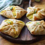 Feuilletés courgettes et crevettes,feuilletés courgettes crevettes,feuilleté aux courgettes et crevettes,recette feuilleté courgettes,feuilletés aux crevettes,recette courgettes crevettes,recette courgettes crevettes ail,feuilleté courgette parmesan,recette pâte feuilletée courgettes,feuilletés courgettes crevettes et curry,feuilletés crevettes au curry