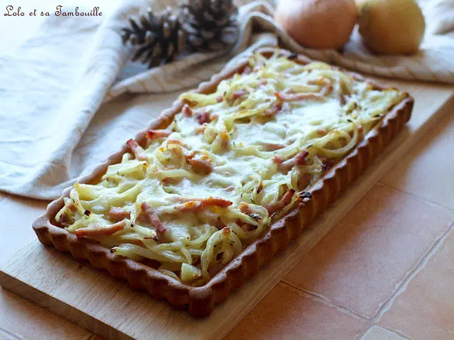 tarte renversée aux oignons,tarte renversée oignons bacon,tarte oignons bacon,tarte oignons lardons alsacienne,tarte aux oignons et bacon,recette tarte oignon bacon,recette tarte oignons lardons sans oeufs,tarte salée renversée,tarte renversée salée guy demarle,tarte salee moelleuse,tarte oignons bacon mozzarella