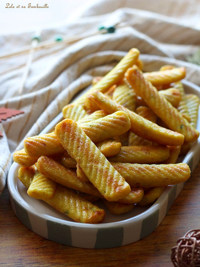 Madeleines allongées au bacon moule madeleines allongées guy demarle, madeleine salée bacon, recettes madeleines salees aperitif, recette madeleines salées, madeleines bacon ciboulette